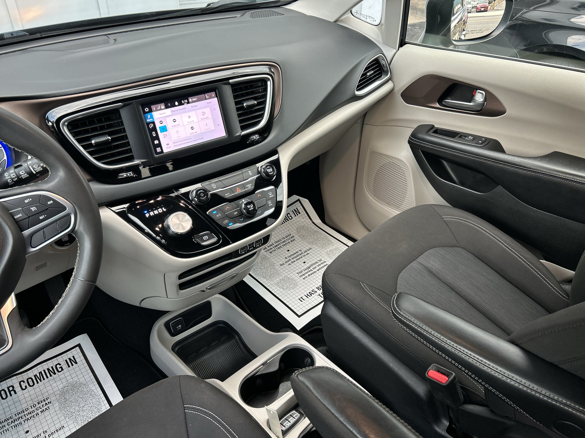 2023 Chrysler Voyager LX